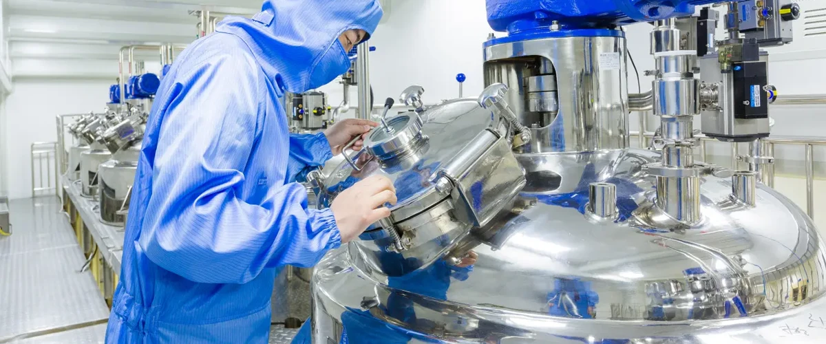 Automatically handling LFP cathode powder in a dry room