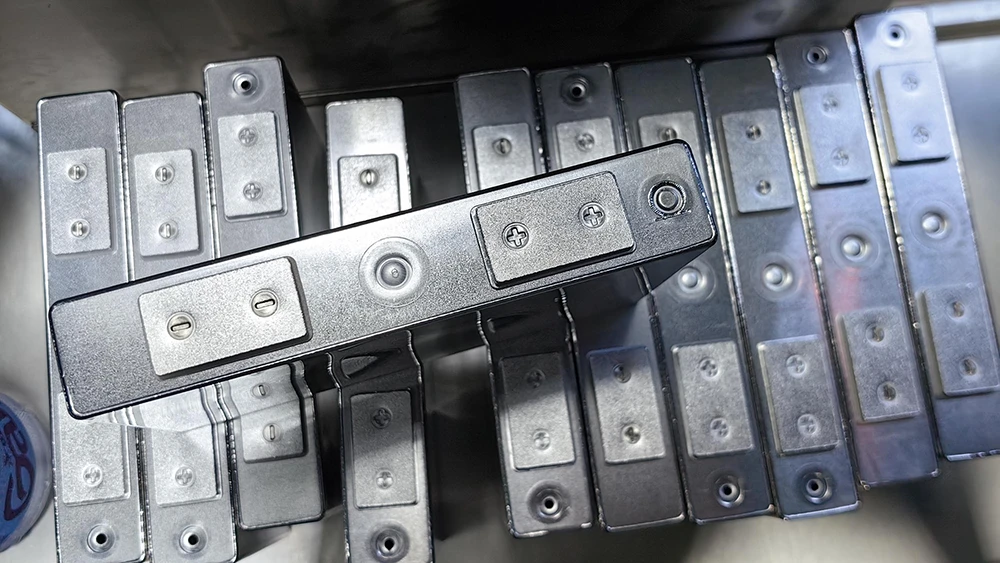 Prismatic cell case sealing laser welding