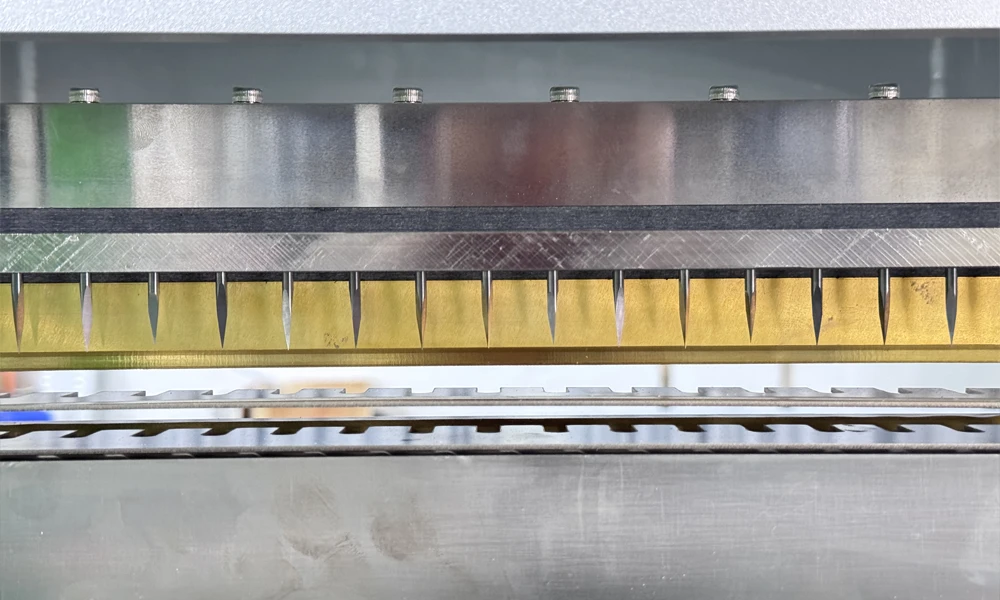Blades for secondary sealing of pouch cell