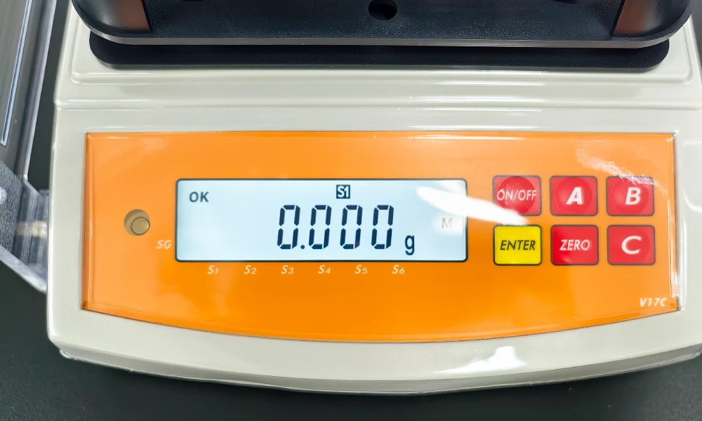 LCD and keypad of the TOB-AR-600G solid density tester