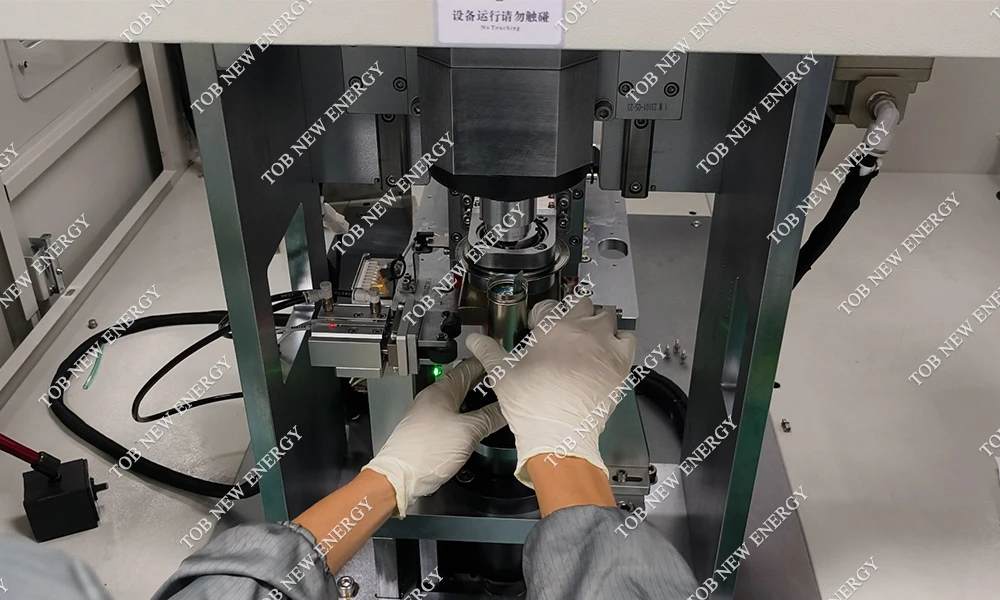 Grooving a 32140 tabless cylindrical cell can