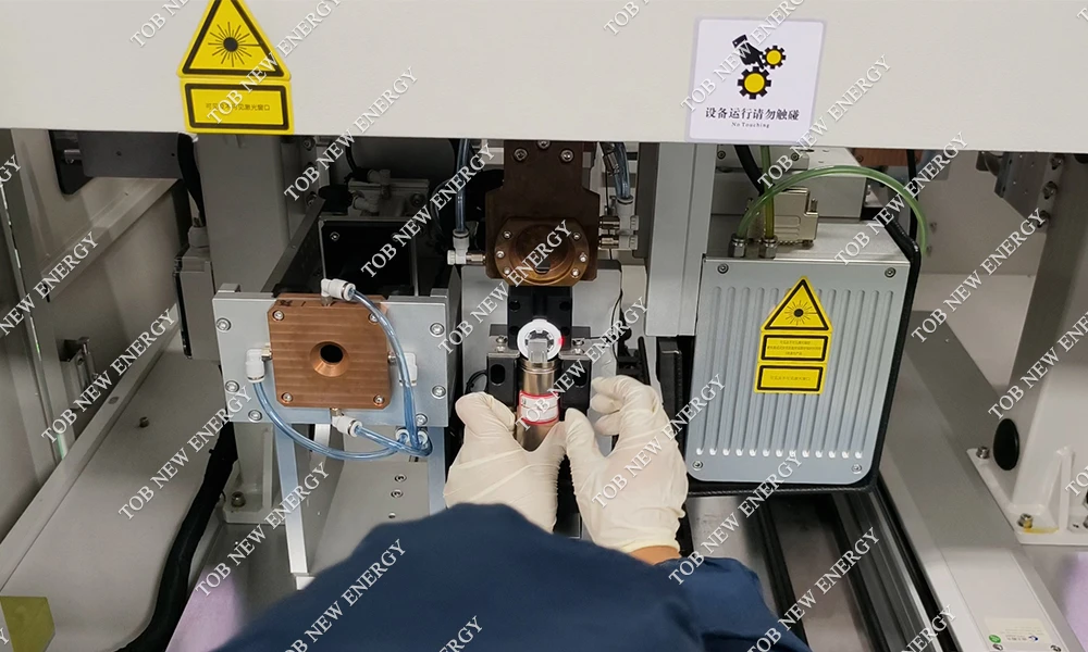 Welding the positive collector disc to the cap assembly of a 32140 tabless cylindrical cell