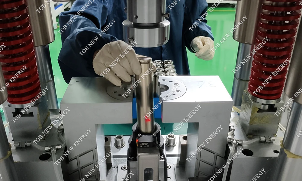Sealing machine for 32140 tabless cylindrical cells