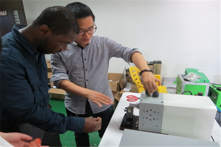 USA University customer visiting our factory for machines operating manual
