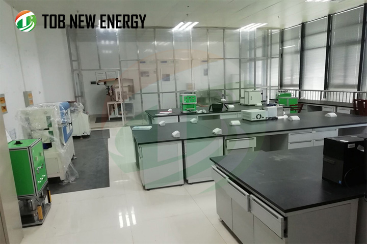 Installation and commissioning of domestic university laboratory equipment